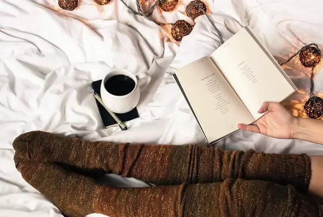 Atseden hartzen duzunean, mantendu hankak bihotzaren mailaren gainetik.